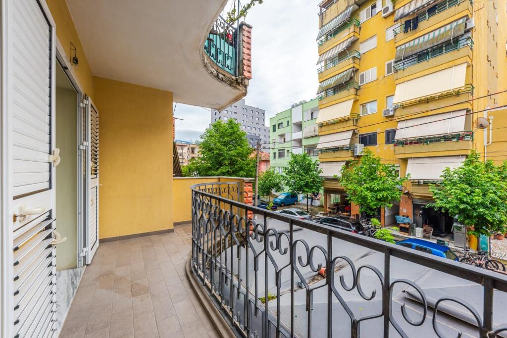 Appartamento 2+1 in via Qemal Stafa vicino al mercato nuovo