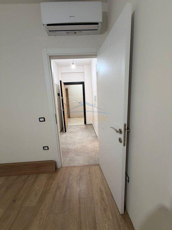 Apartament 1+1 Me Qira në Komunën e Parisit, Tiranë.