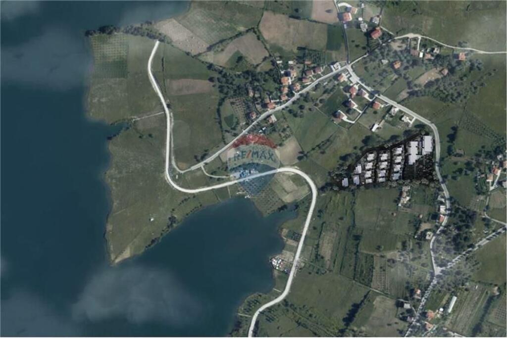 Villa in vendita sul lago di Farka!