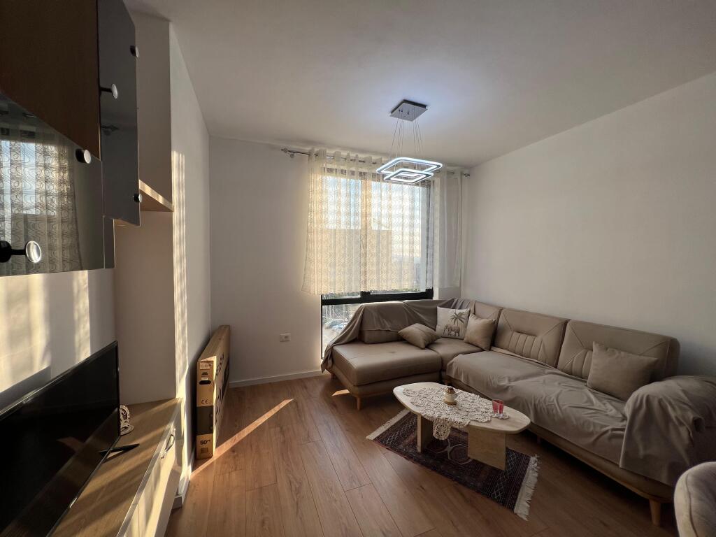 📣 AFFITTO SUPER Appartamento 1+1 📍 Bulevardi i Ri, Tirana ✨   🏢 Nuova Costruzione  🪜 Piano 3 (Con Ascensore)  🛋️ Arredato Con Condizioni Moderne  ✅ Mai Abitato Prima   💶 Prezzo 550€  