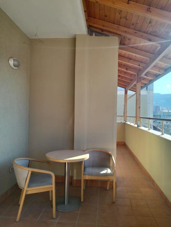 Okazion Penthouse 400 m2, 3 + 1 + 3 Banjo + 1 Depo + Verande afer ish stacionit te tiranes se re.