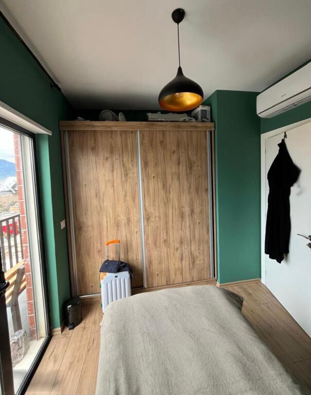 🏢 Shtëpi në Shitje – Vila Gold, Qendër  📐 91 m² | Tipologji 2+1 🏙️ Kati 8 (i fundit) – pallat me ashensor 🧭 Orientim Lindje / Veri / Perëndim 🌅 Pamje panoramike ☀️ Me panele diellore ❄️ Me kondicionerë 🚿 Banjo e investuar, me dritare 🏗️ Ndërtim i vitit 2025  💶 Çmimi: 205.000 €