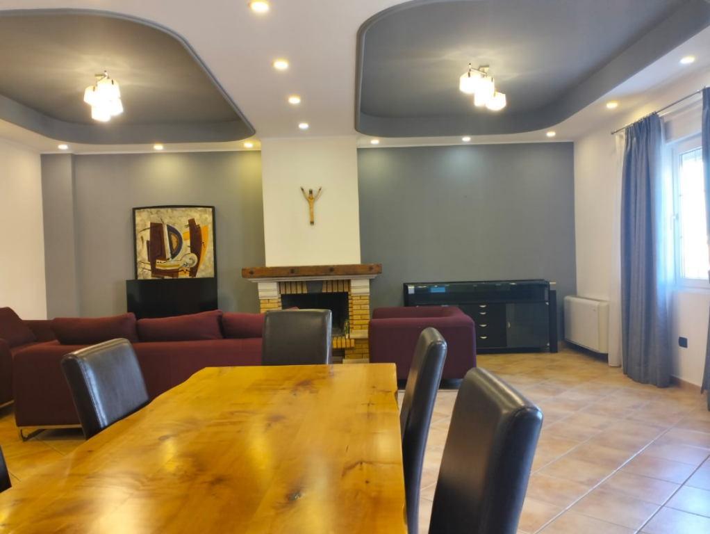 Okazion Penthouse 400 m2, 3 + 1 + 3 Banjo + 1 Depo + Verande afer ish stacionit te tiranes se re.