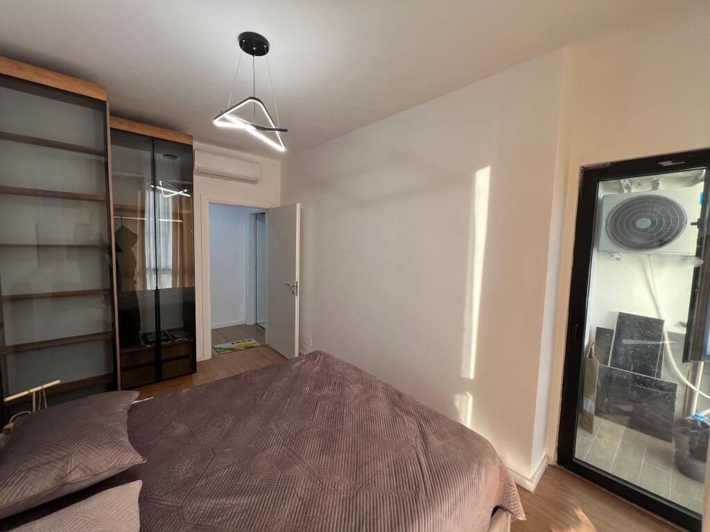 📣 AFFITTO SUPER Appartamento 1+1 📍 Bulevardi i Ri, Tirana ✨   🏢 Nuova Costruzione  🪜 Piano 3 (Con Ascensore)  🛋️ Arredato Con Condizioni Moderne  ✅ Mai Abitato Prima   💶 Prezzo 550€  