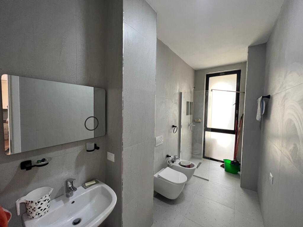 📣 AFFITTO SUPER Appartamento 1+1 📍 Bulevardi i Ri, Tirana ✨   🏢 Nuova Costruzione  🪜 Piano 3 (Con Ascensore)  🛋️ Arredato Con Condizioni Moderne  ✅ Mai Abitato Prima   💶 Prezzo 550€  