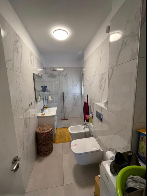 🏢 Shtëpi në Shitje – Vila Gold, Qendër  📐 91 m² | Tipologji 2+1 🏙️ Kati 8 (i fundit) – pallat me ashensor 🧭 Orientim Lindje / Veri / Perëndim 🌅 Pamje panoramike ☀️ Me panele diellore ❄️ Me kondicionerë 🚿 Banjo e investuar, me dritare 🏗️ Ndërtim i vitit 2025  💶 Çmimi: 205.000 €
