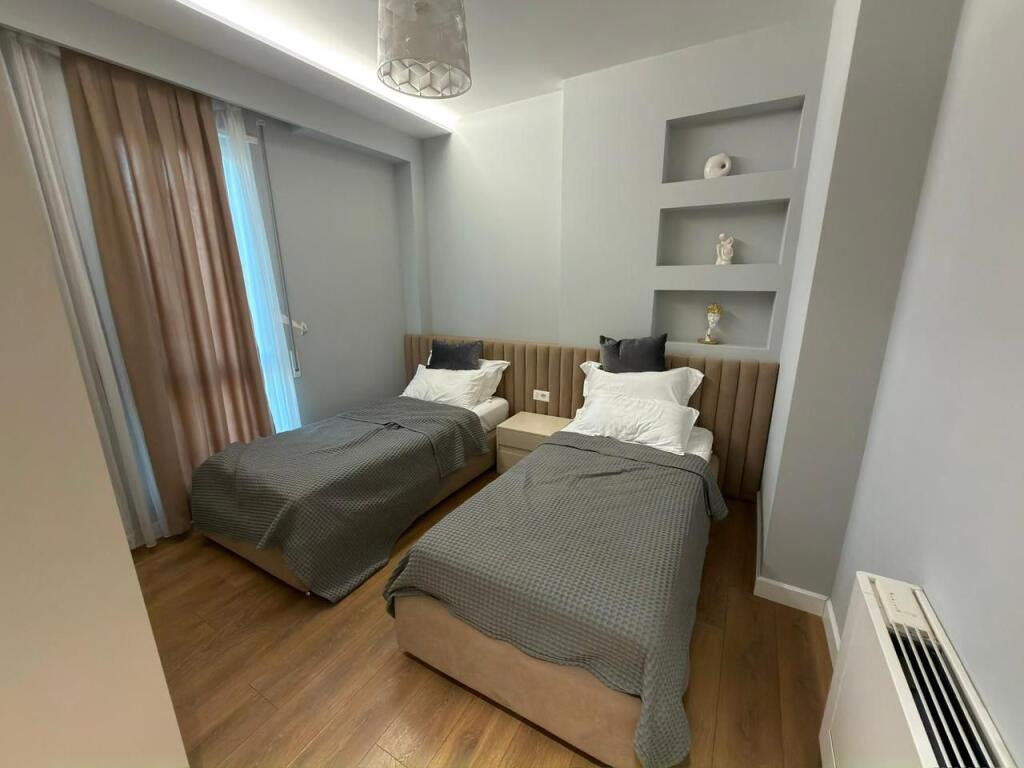 🏡 Affitto Super Appartamento 2+1 + Parcheggio 📍 Centro Tirana, 9-Piani 🏢 7° piano, palazzo nuovo con ascensore 📐 130 m² 💶 1.200 €/mese (parcheggio incluso)  📞 Alesi Real Estate