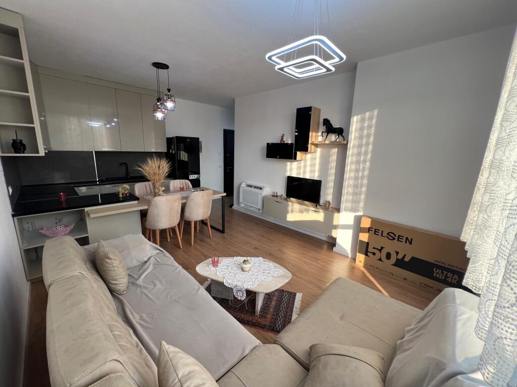 📣 AFFITTO SUPER Appartamento 1+1 📍 Bulevardi i Ri, Tirana ✨   🏢 Nuova Costruzione  🪜 Piano 3 (Con Ascensore)  🛋️ Arredato Con Condizioni Moderne  ✅ Mai Abitato Prima   💶 Prezzo 550€  