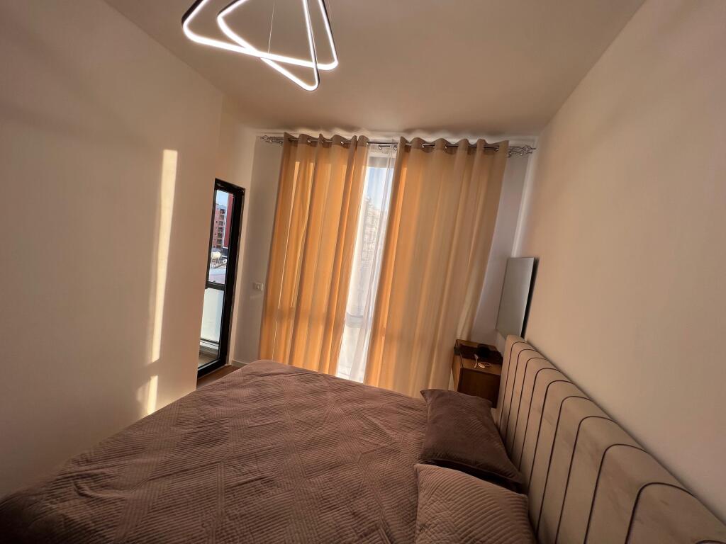 📣 AFFITTO SUPER Appartamento 1+1 📍 Bulevardi i Ri, Tirana ✨   🏢 Nuova Costruzione  🪜 Piano 3 (Con Ascensore)  🛋️ Arredato Con Condizioni Moderne  ✅ Mai Abitato Prima   💶 Prezzo 550€  