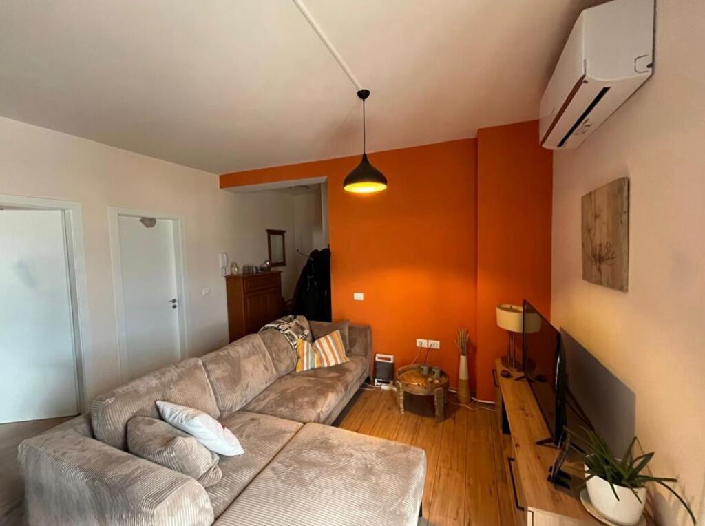 🏢 Shtëpi në Shitje – Vila Gold, Qendër  📐 91 m² | Tipologji 2+1 🏙️ Kati 8 (i fundit) – pallat me ashensor 🧭 Orientim Lindje / Veri / Perëndim 🌅 Pamje panoramike ☀️ Me panele diellore ❄️ Me kondicionerë 🚿 Banjo e investuar, me dritare 🏗️ Ndërtim i vitit 2025  💶 Çmimi: 205.000 €