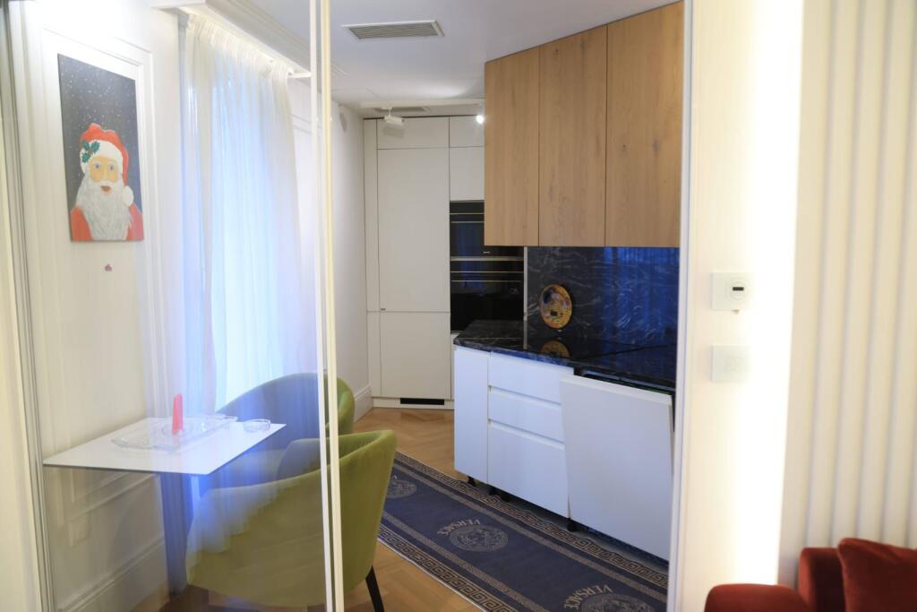 🏡 Jepet me qira apartament premium – Kopshti Botanik (pa malore) 📐 165 m² | Kati 2 | Jug–Perëndim 🛋️ Mobilim VIP | Kuzhinë Scavolini 🔥 Oxhak bio-etanol | 4 dalje në verandë 🚗 Mundësi 2 poste parkimi  💶 1.800 € / muaj (diskutohet sipas kontratës)