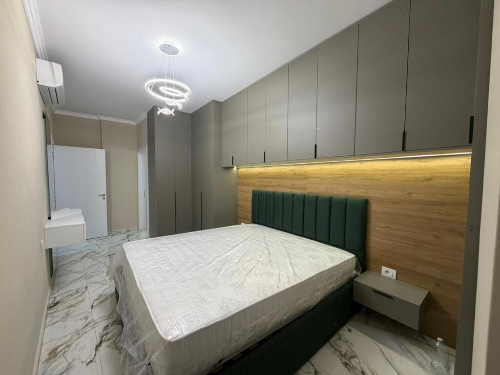 🏡 Jepet me qira apartament 2+1+2  +parking 📍 Rruga 5 Maji, Tiranë 🏢 Kati 2, pallat i ri me 2 ashensorë 🆕 I pabanuar më parë 🚗 Parking i përfshirë në çmim  💶 Çmimi: 800 € / muaj