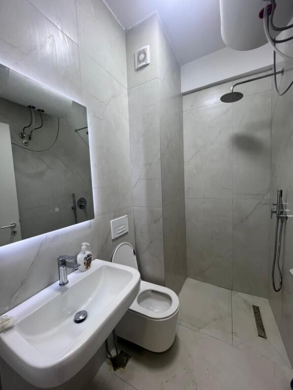Affittasi appartamento 1+1 Residenza Kadiu in Ali Dem