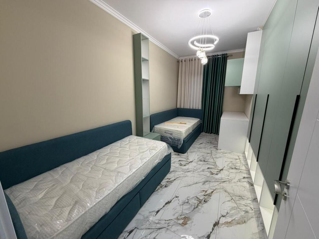 🏡 Jepet me qira apartament 2+1+2  +parking 📍 Rruga 5 Maji, Tiranë 🏢 Kati 2, pallat i ri me 2 ashensorë 🆕 I pabanuar më parë 🚗 Parking i përfshirë në çmim  💶 Çmimi: 800 € / muaj