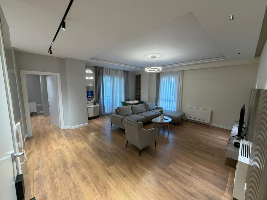 🏡 Affitto Super Appartamento 2+1 + Parcheggio 📍 Centro Tirana, 9-Piani 🏢 7° piano, palazzo nuovo con ascensore 📐 130 m² 💶 1.200 €/mese (parcheggio incluso)  📞 Alesi Real Estate