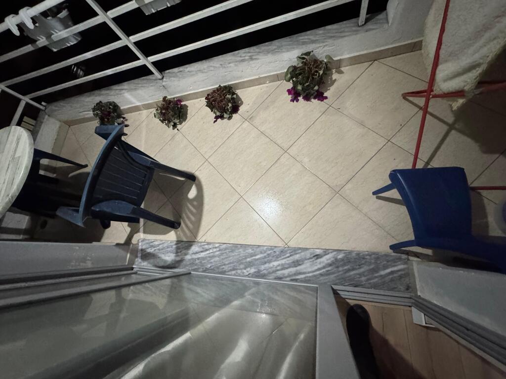Appartamento 1+1 in affitto – Fresk, Tirana 📍 Posizione: Fresk 🏢 Piano: 5 (palazzo con ascensore) 🛏️ Tipologia: 1+1 (una camera da letto + un soggiorno con cucina) 💰 Prezzo: 30000 lek/mese