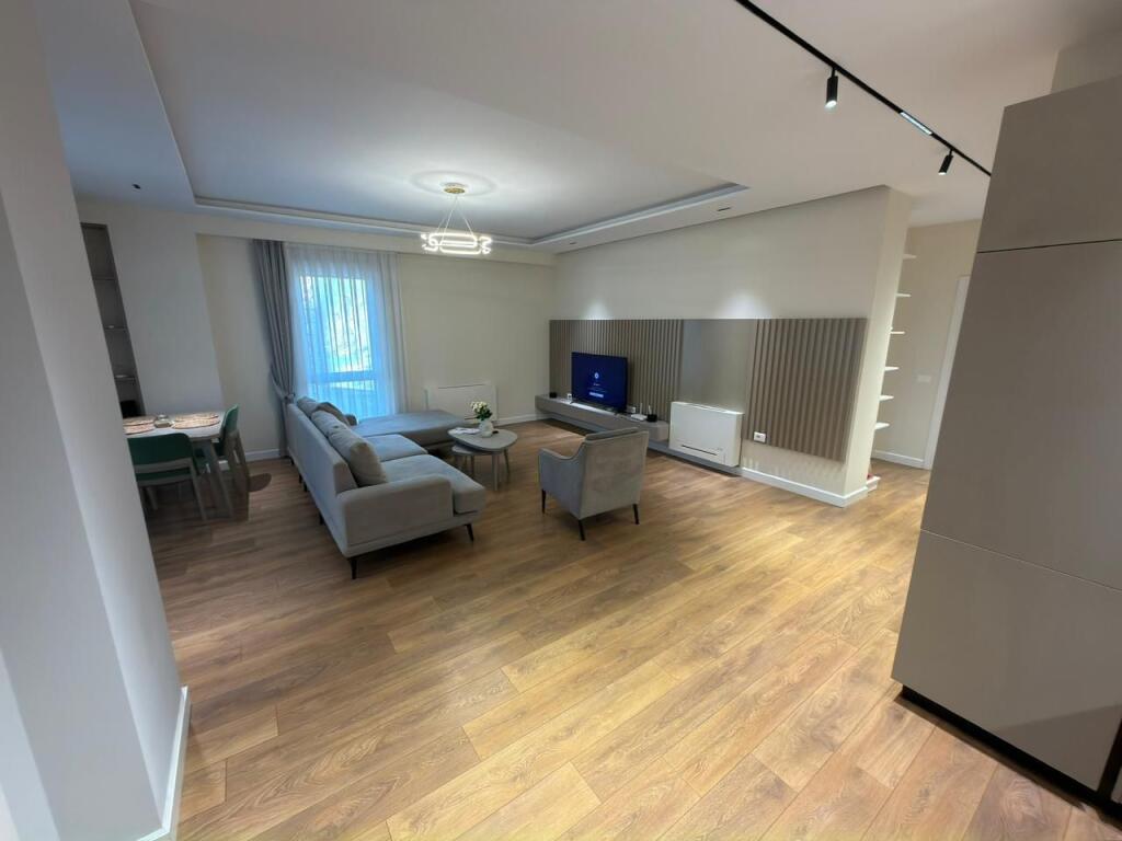 🏡 Affitto Super Appartamento 2+1 + Parcheggio 📍 Centro Tirana, 9-Piani 🏢 7° piano, palazzo nuovo con ascensore 📐 130 m² 💶 1.200 €/mese (parcheggio incluso)  📞 Alesi Real Estate