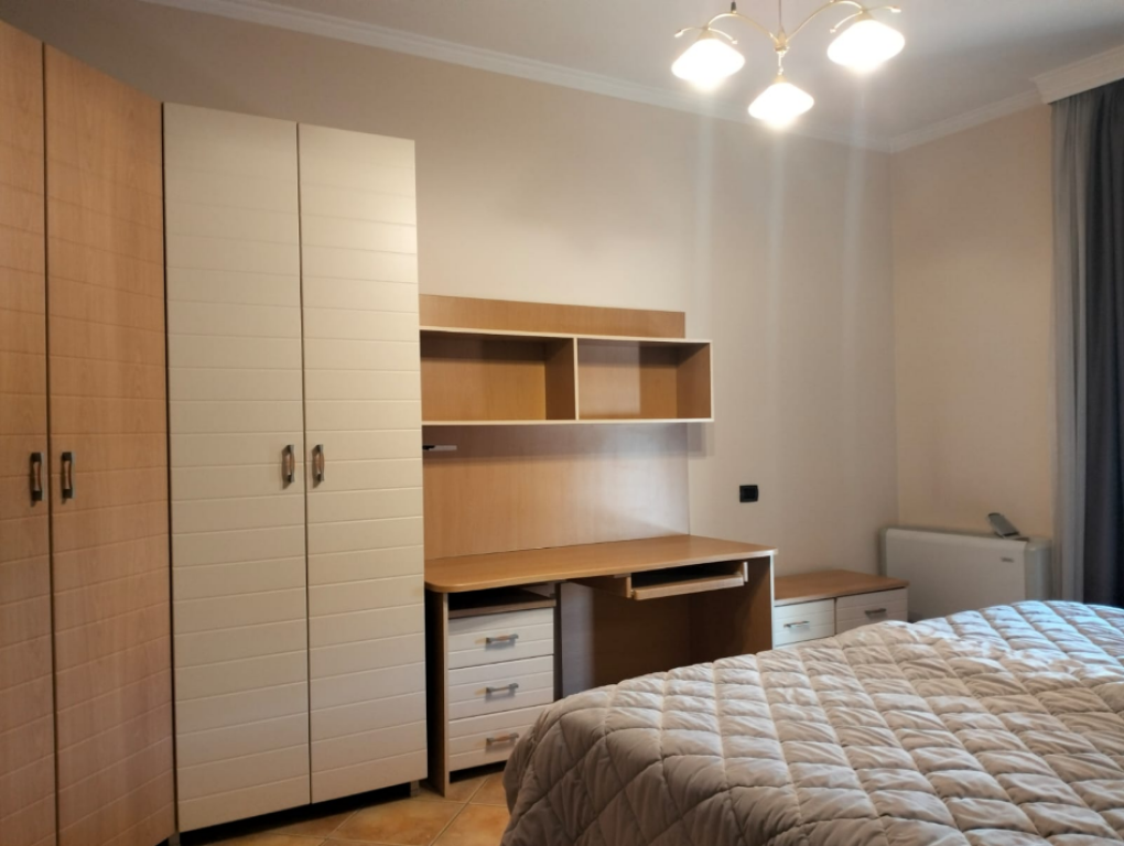 Okazion Penthouse 400 m2, 3 + 1 + 3 Banjo + 1 Depo + Verande afer ish stacionit te tiranes se re.