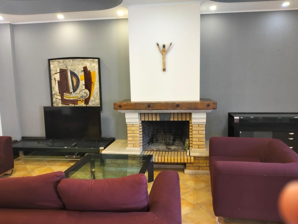 Okazion Penthouse 400 m2, 3 + 1 + 3 Banjo + 1 Depo + Verande afer ish stacionit te tiranes se re.