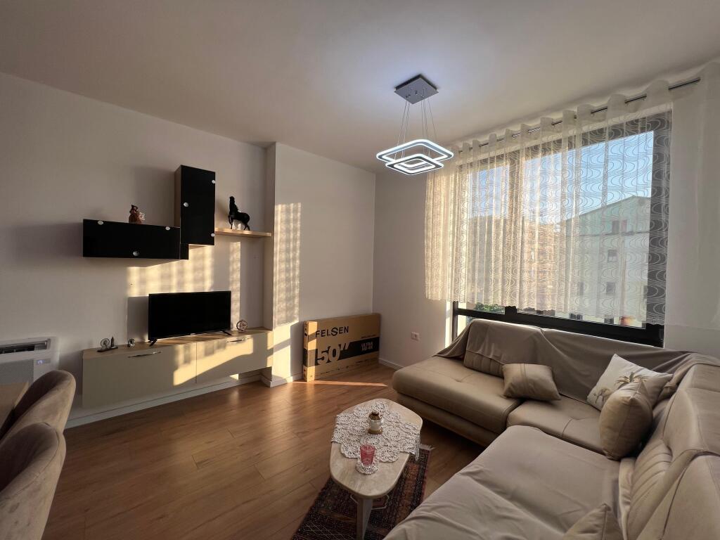📣 AFFITTO SUPER Appartamento 1+1 📍 Bulevardi i Ri, Tirana ✨   🏢 Nuova Costruzione  🪜 Piano 3 (Con Ascensore)  🛋️ Arredato Con Condizioni Moderne  ✅ Mai Abitato Prima   💶 Prezzo 550€  