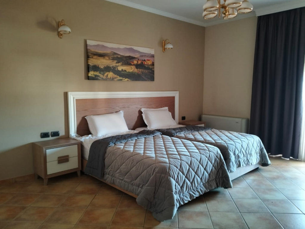 Okazion Penthouse 400 m2, 3 + 1 + 3 Banjo + 1 Depo + Verande afer ish stacionit te tiranes se re.