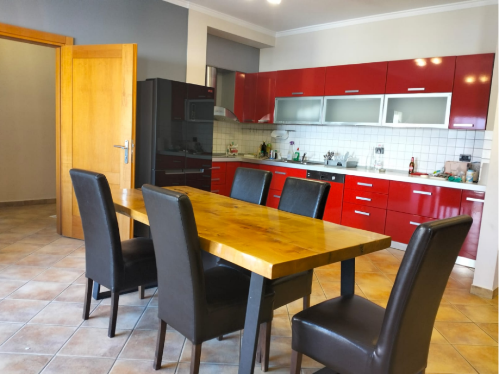Okazion Penthouse 400 m2, 3 + 1 + 3 Banjo + 1 Depo + Verande afer ish stacionit te tiranes se re.