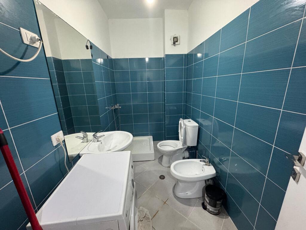 Appartamento 1+1 in affitto – Fresk, Tirana 📍 Posizione: Fresk 🏢 Piano: 5 (palazzo con ascensore) 🛏️ Tipologia: 1+1 (una camera da letto + un soggiorno con cucina) 💰 Prezzo: 30000 lek/mese