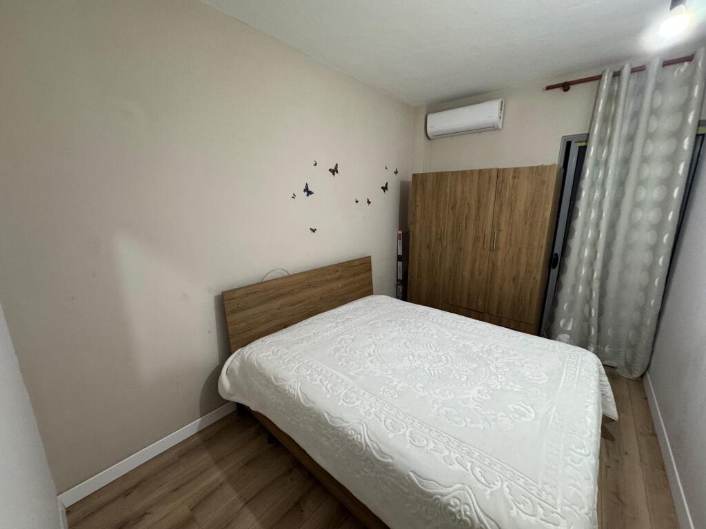 Appartamento 1+1 in affitto – Fresk, Tirana 📍 Posizione: Fresk 🏢 Piano: 5 (palazzo con ascensore) 🛏️ Tipologia: 1+1 (una camera da letto + un soggiorno con cucina) 💰 Prezzo: 30000 lek/mese