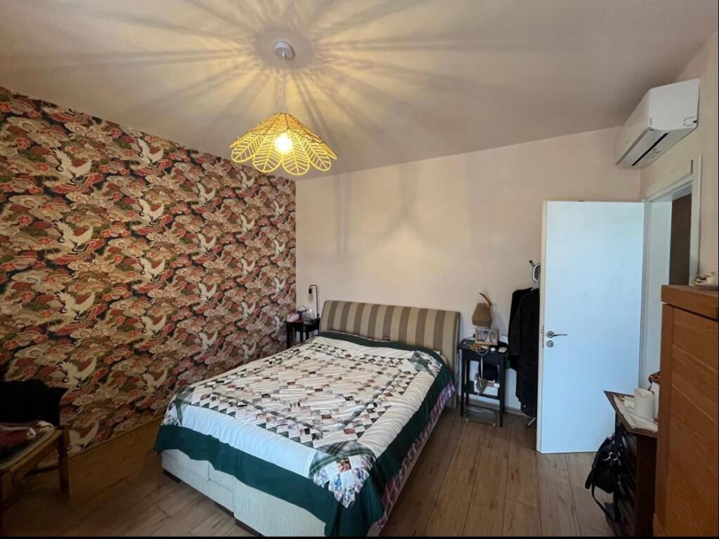 🏢 Shtëpi në Shitje – Vila Gold, Qendër  📐 91 m² | Tipologji 2+1 🏙️ Kati 8 (i fundit) – pallat me ashensor 🧭 Orientim Lindje / Veri / Perëndim 🌅 Pamje panoramike ☀️ Me panele diellore ❄️ Me kondicionerë 🚿 Banjo e investuar, me dritare 🏗️ Ndërtim i vitit 2025  💶 Çmimi: 205.000 €