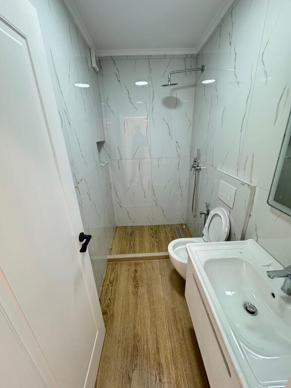 Apartment 2+1 for Sale – Kavaja Street 🏙️  * 4th Floor * 64 m² net * Completely renovated * South-West orientation ☀️ * 2 bedrooms, living room, kitchen, bathroom * 169,000 €