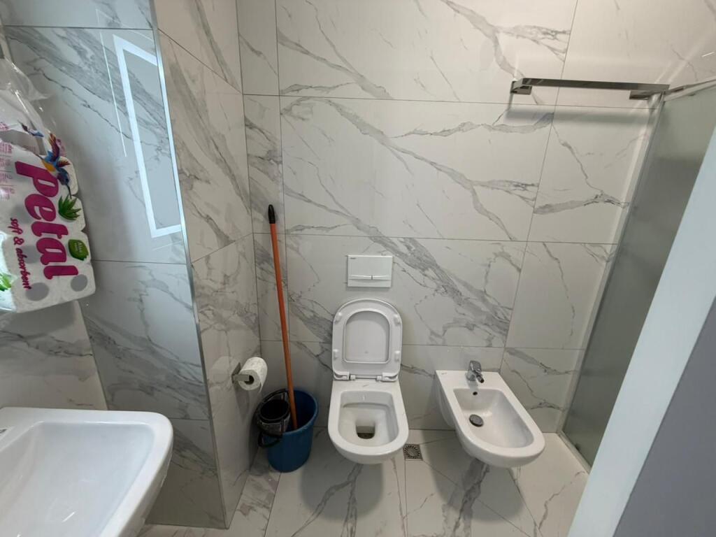 🏡 Jepet me qira apartament 2+1+2  +parking 📍 Rruga 5 Maji, Tiranë 🏢 Kati 2, pallat i ri me 2 ashensorë 🆕 I pabanuar më parë 🚗 Parking i përfshirë në çmim  💶 Çmimi: 800 € / muaj