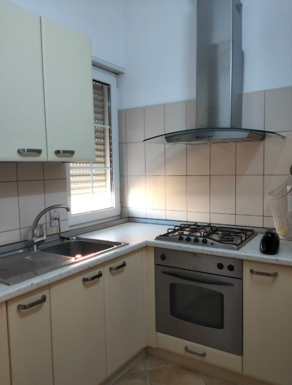 Okazion Penthouse 400 m2, 3 + 1 + 3 Banjo + 1 Depo + Verande afer ish stacionit te tiranes se re.