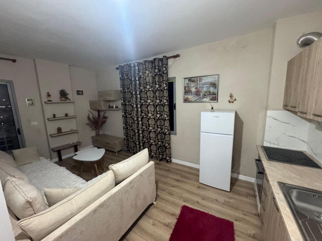 Appartamento 1+1 in affitto – Fresk, Tirana 📍 Posizione: Fresk 🏢 Piano: 5 (palazzo con ascensore) 🛏️ Tipologia: 1+1 (una camera da letto + un soggiorno con cucina) 💰 Prezzo: 30000 lek/mese