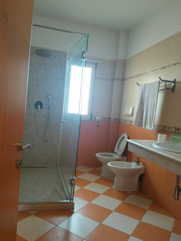 Okazion Penthouse 400 m2, 3 + 1 + 3 Banjo + 1 Depo + Verande afer ish stacionit te tiranes se re.