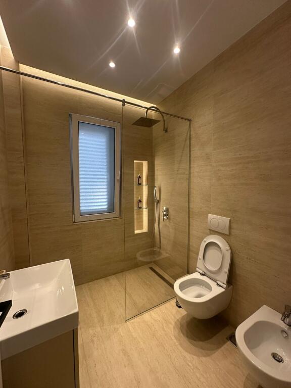 🏠 Apartament 1+1 me Qira – Rruga e Barrikadave