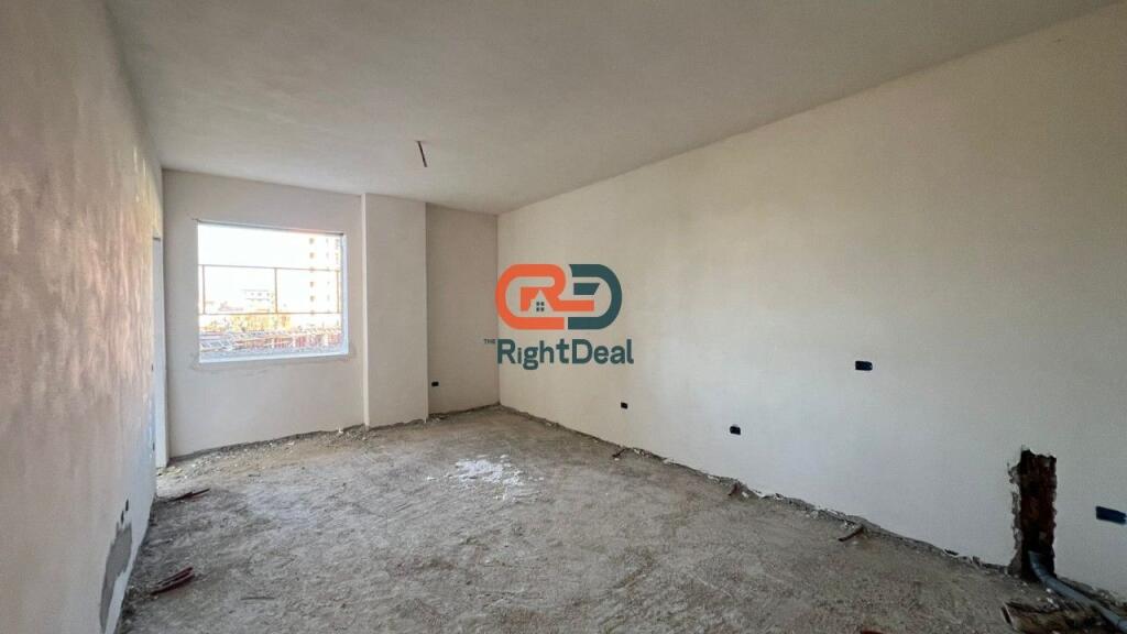 Ne Paskuqan, Tek British Residence Shitet Apartament 3+1+2 Perfekte Per Ndarje Ne Dy Apartamente 1+1 !!!