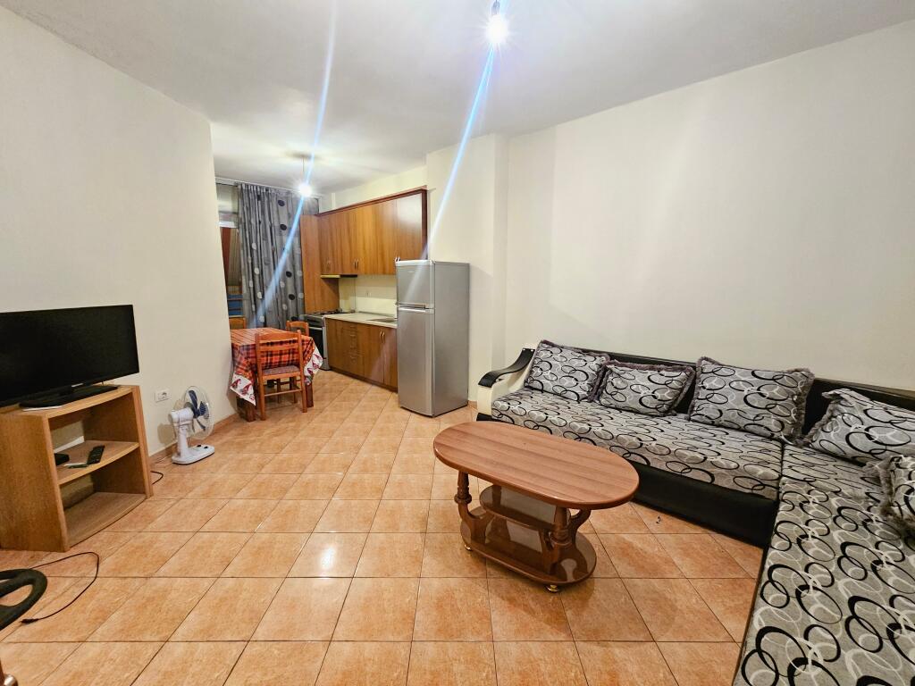 NE Fresk Jepet me Qera: 1+1📍Rruga e Thesarit (Prane Supermarket SPAR ) - Kati.5 - 35,000 Lek - S.75m² || pranë stacionin të urbanit e mobiluar