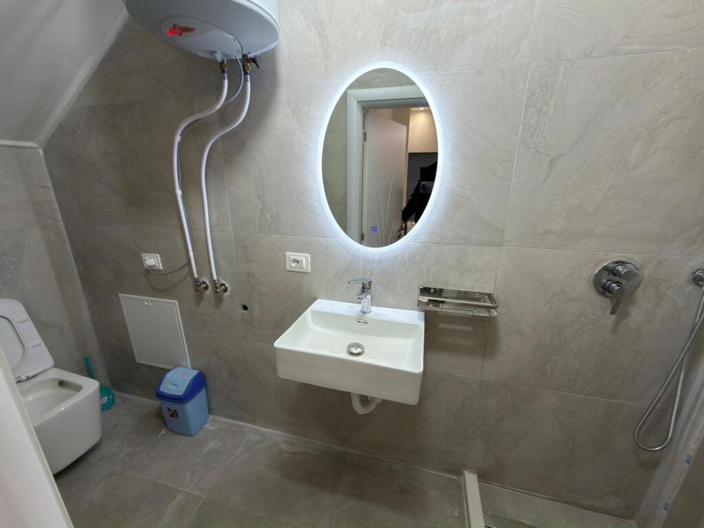 🏡 Appartamento 2+1 in affitto 📍 Posizione: Vicino alla Stazione dei Treni 💰 Prezzo: 70.000 lek / mese