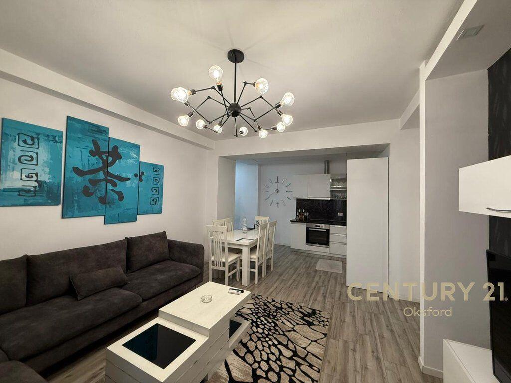 Jepet me qira apartament 1+1 në zonën e Komunës së Parisit.