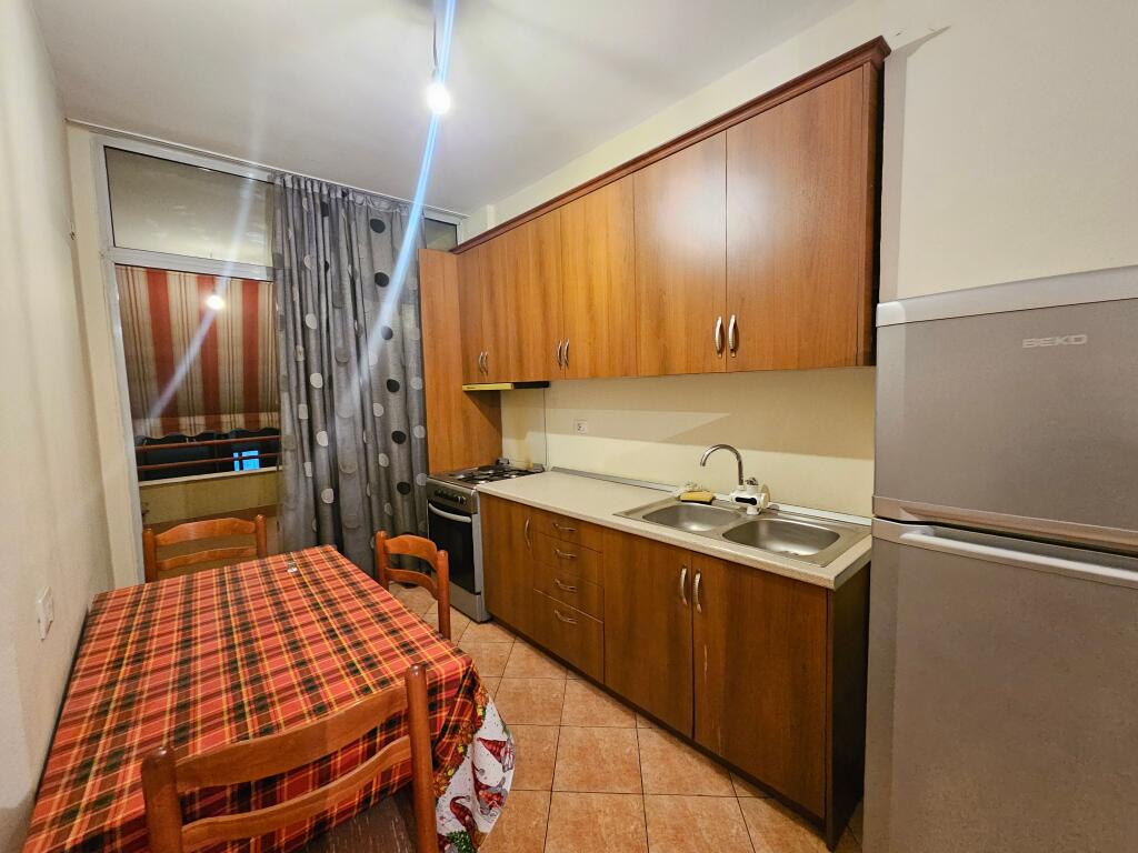 NE Fresk Jepet me Qera: 1+1📍Rruga e Thesarit (Prane Supermarket SPAR ) - Kati.5 - 35,000 Lek - S.75m² || pranë stacionin të urbanit e mobiluar