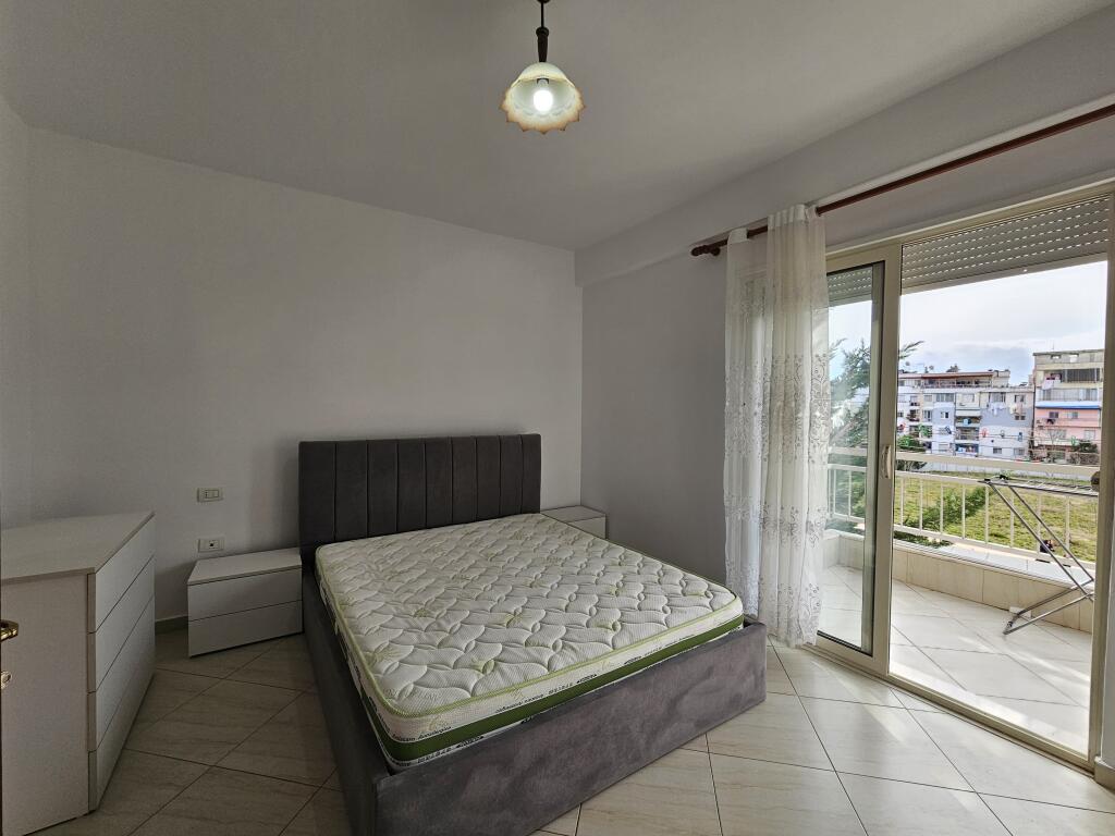 Affittasi: 2+1+2wc+2 balconi 📍Fresku  (vicino a Bunk arti) - 2° piano - 45.000 Lek - Sup.95m² - palazzo nuovo Arredato e molto vicino alla fermata dell'autobus. - ideale per famiglie