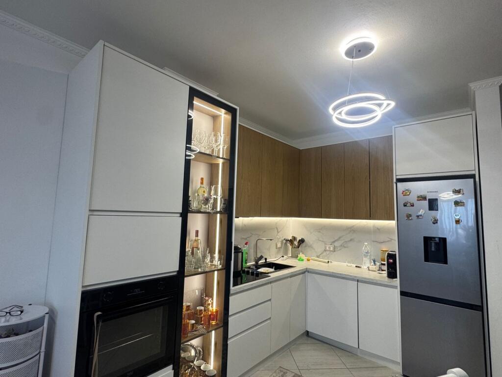 Shitet Apartament 3+1+2