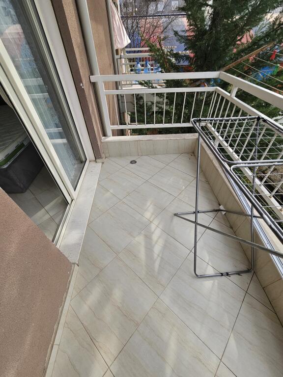 Affittasi: 2+1+2wc+2 balconi 📍Fresku  (vicino a Bunk arti) - 2° piano - 45.000 Lek - Sup.95m² - palazzo nuovo Arredato e molto vicino alla fermata dell'autobus. - ideale per famiglie