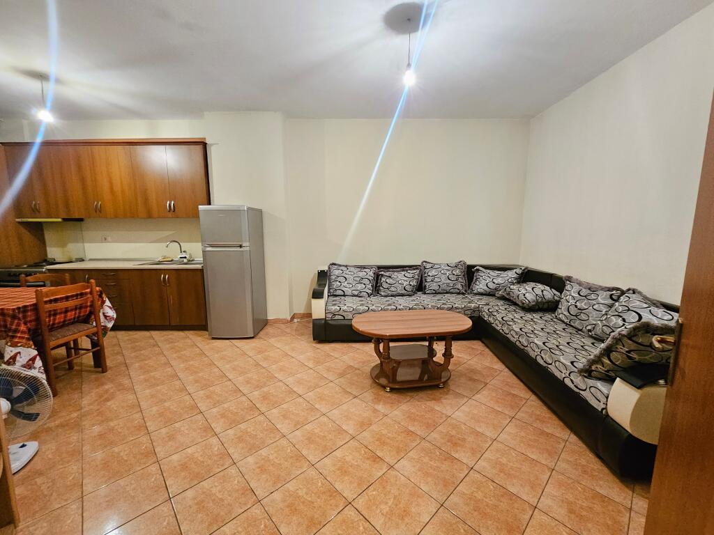 NE Fresk Jepet me Qera: 1+1📍Rruga e Thesarit (Prane Supermarket SPAR ) - Kati.5 - 35,000 Lek - S.75m² || pranë stacionin të urbanit e mobiluar