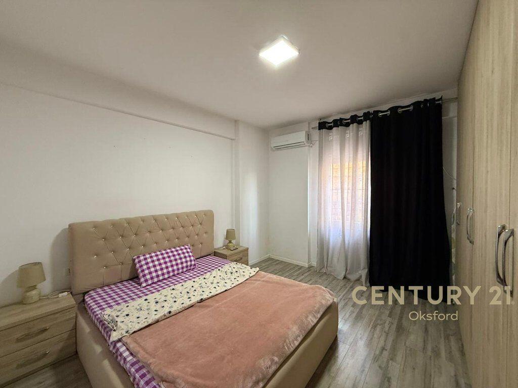 Jepet me qira apartament 1+1 në zonën e Komunës së Parisit.