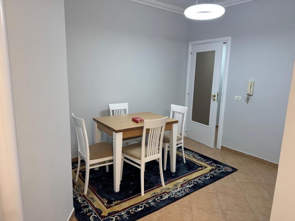 Apartament 2+1 me qira tek Rruga e Kavajes!
