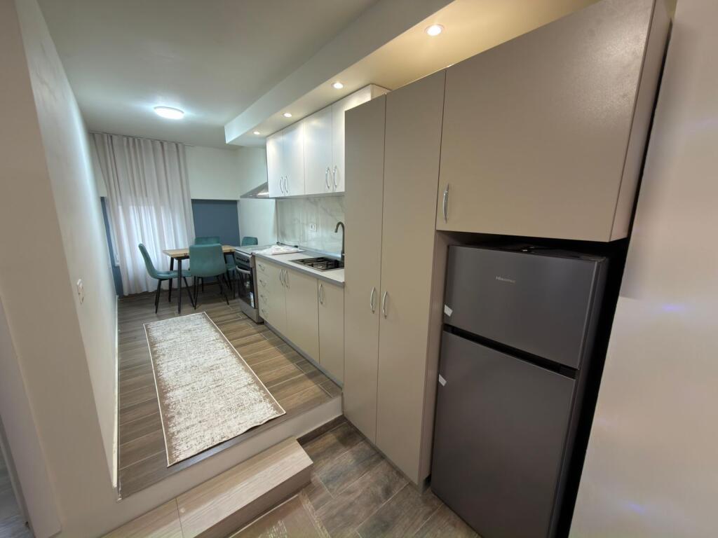 🏡 Appartamento 2+1 in affitto 📍 Posizione: Vicino alla Stazione dei Treni 💰 Prezzo: 70.000 lek / mese