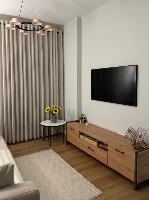 🏡 Jepet me qira apartament 1+1 📍 Oxhaku, përballë Bar/Kafe Artistit 🏢 Kati 4, me ashensor 🛋️ I mobiluar 🌿 Ballkon rreth 7 m i gjatë  💶 Çmimi: 600 € / muaj