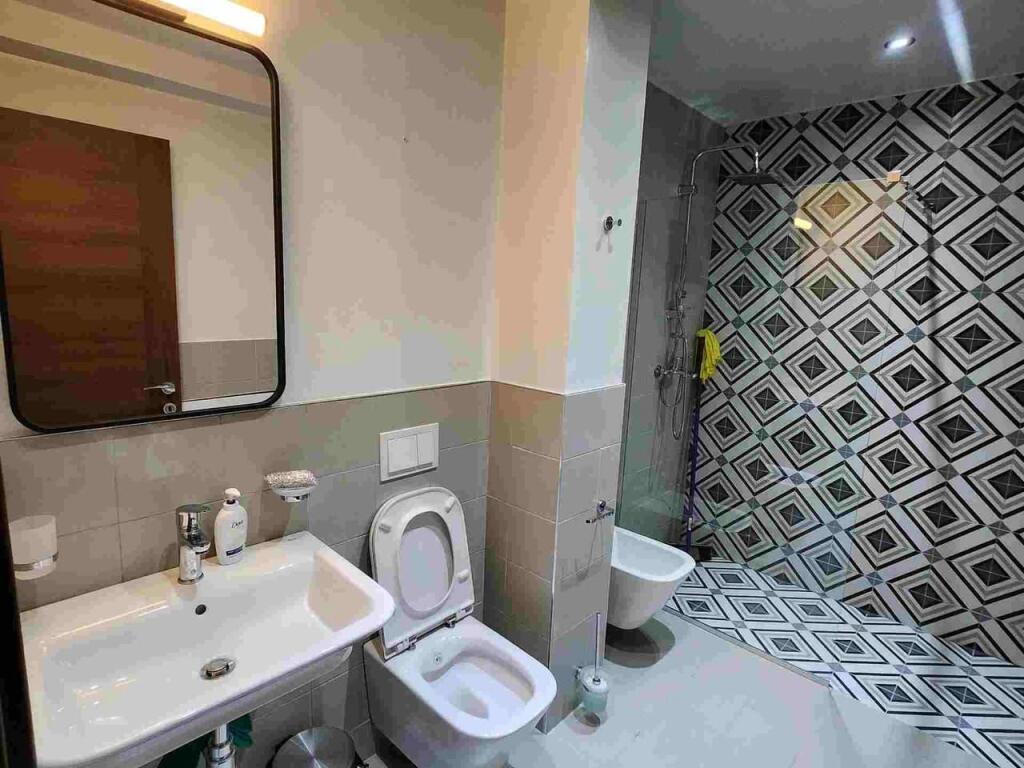OFFICE FOR RENT 66 M2 SQUARE 21 1,000 EURO