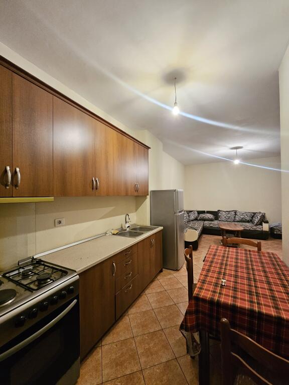 NE Fresk Jepet me Qera: 1+1📍Rruga e Thesarit (Prane Supermarket SPAR ) - Kati.5 - 35,000 Lek - S.75m² || pranë stacionin të urbanit e mobiluar